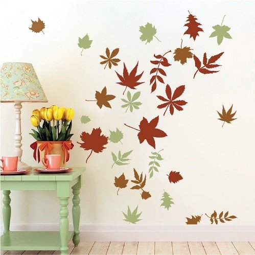 Осенние листья на стене в интерьере