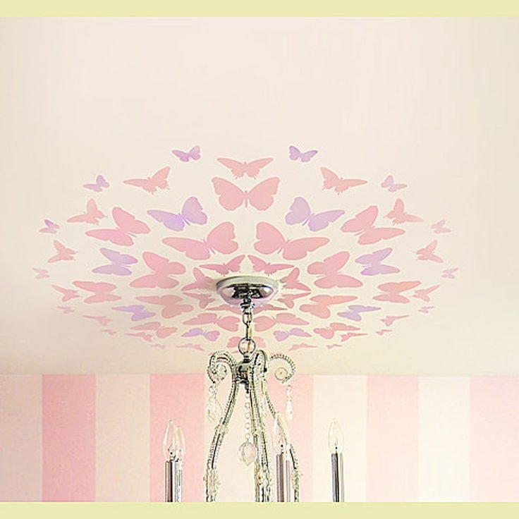 Бабочки вокруг люстры
