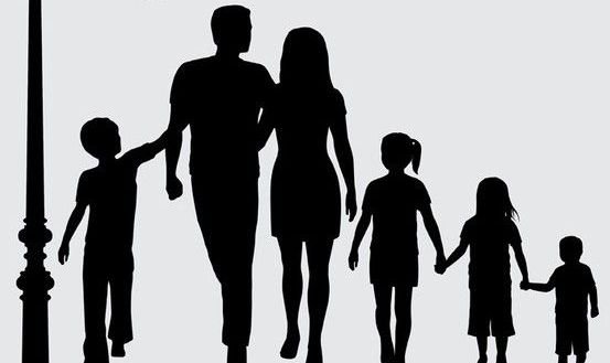 Черные силуэты семьи