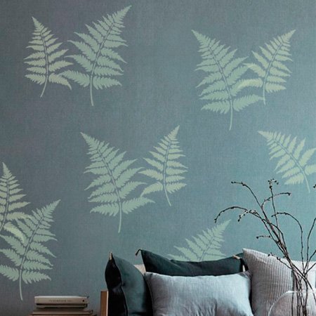 Листья папоротника на стене