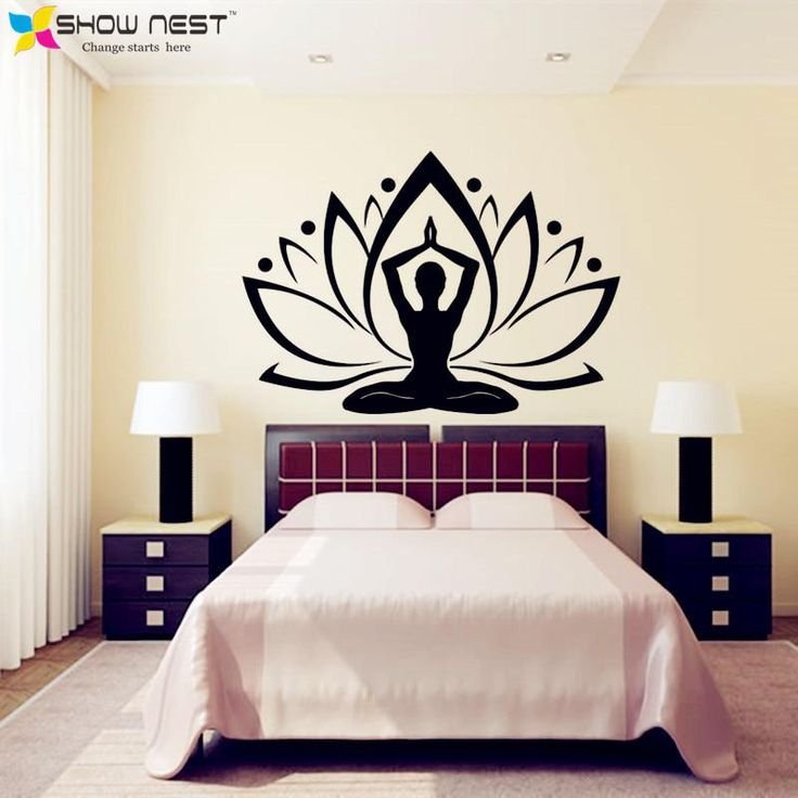 Рисунок на стене в спальне