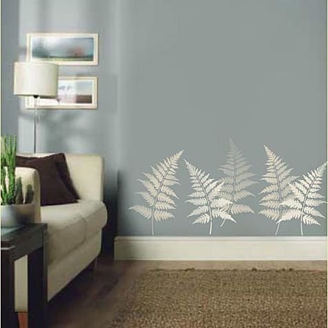 Папоротник на стене в интерьере