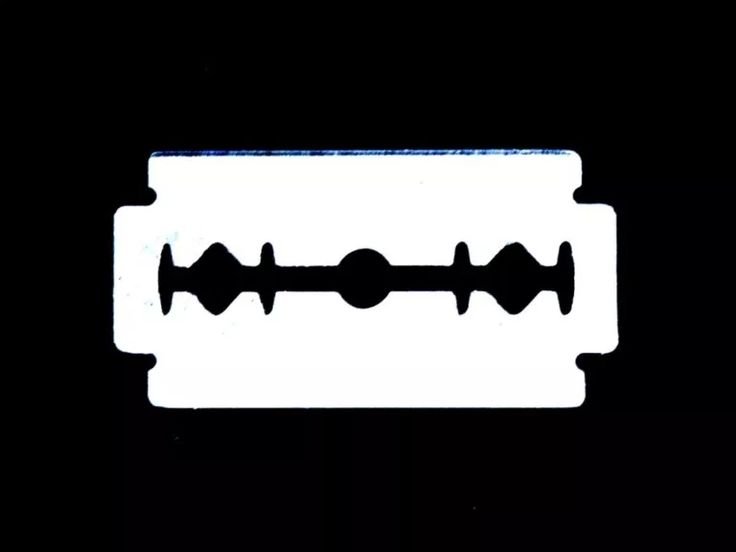 Лезвие бритвы на черном фоне