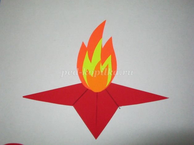 Пламя из цветной бумаги