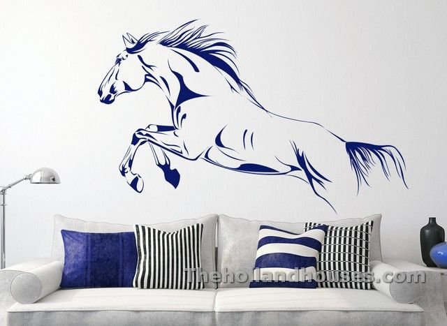 Рисунок лошади на стене