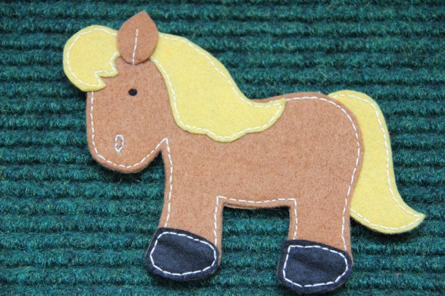 Лошадь из фетра