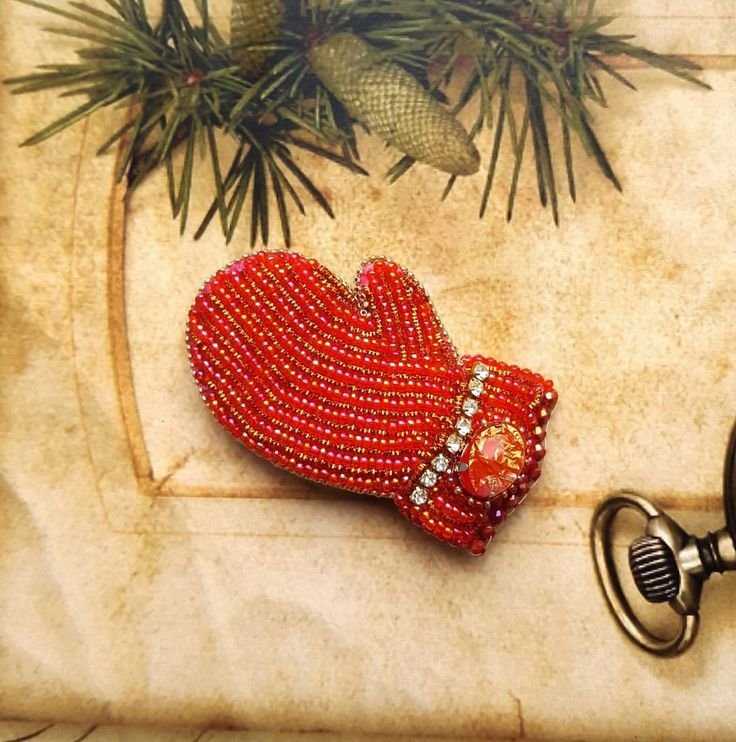 Брошь варежка вышитая бисером