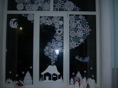 Домик из снежинок на окне