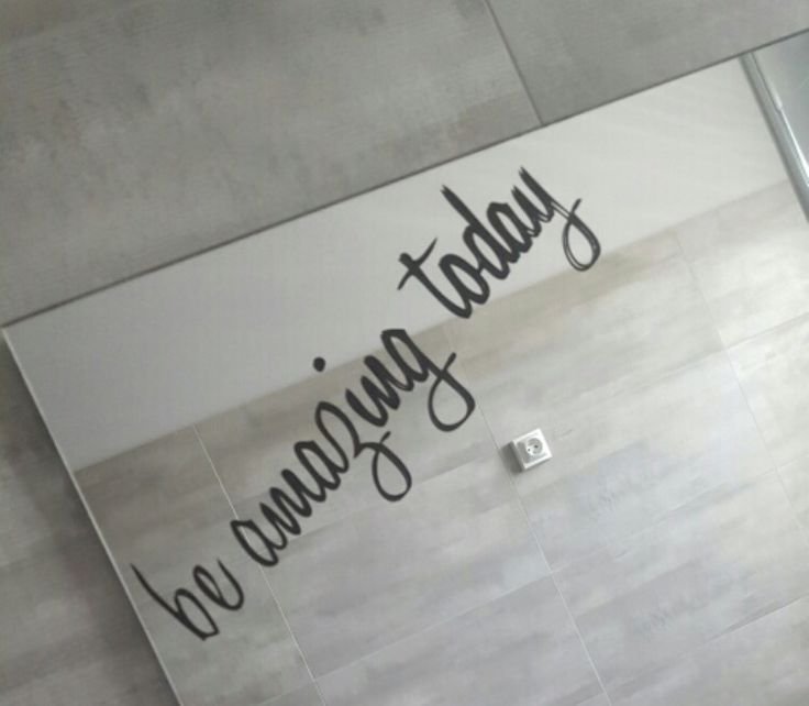 Надпись на зеркале в магазине