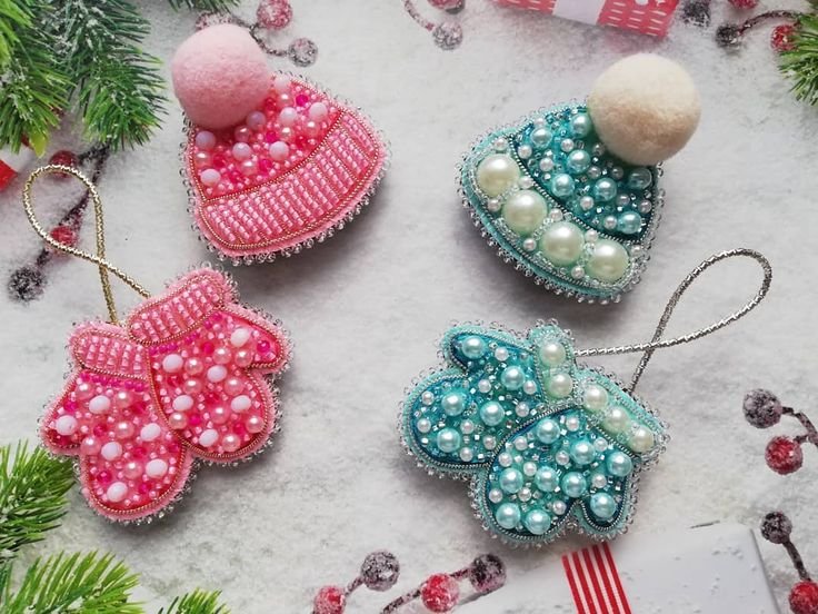 Новогодние броши