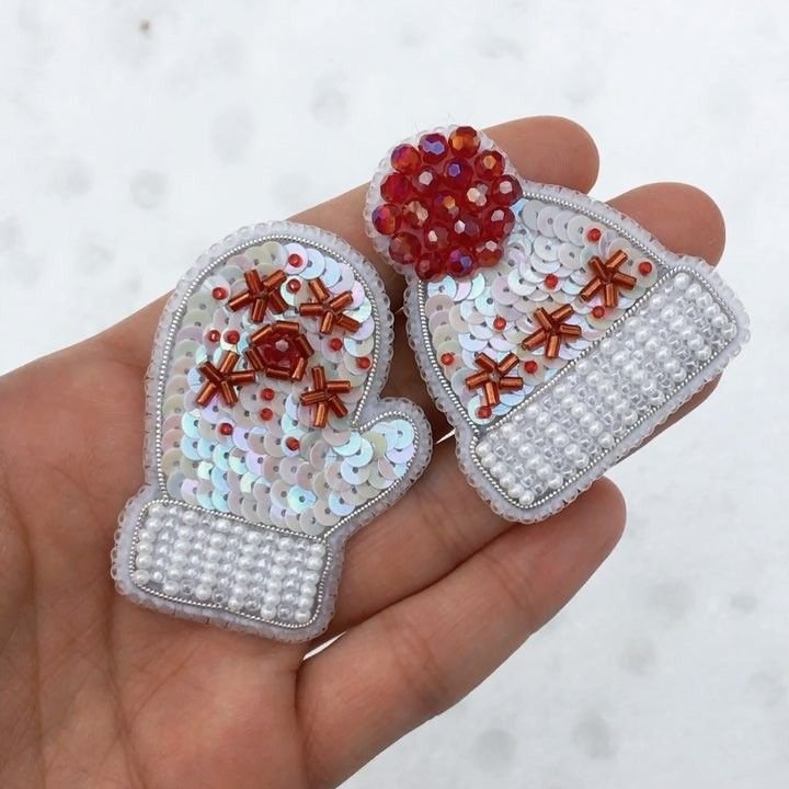 Брошь из бисера варежка и шапка