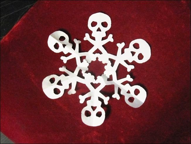 Снежинки в виде черепа