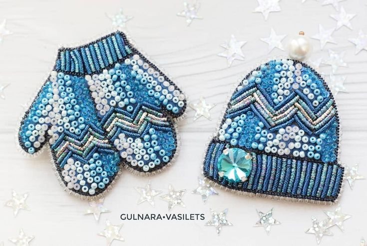 Брошь варежка из бисера