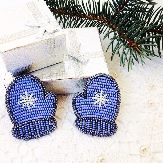 Брошь бисером варежка