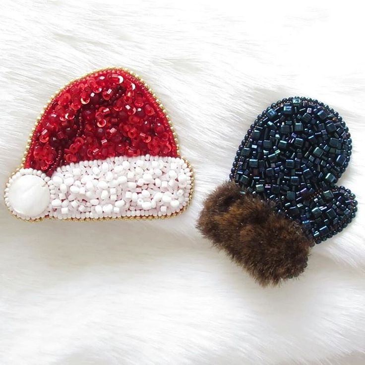 Брошь из бисера шапка