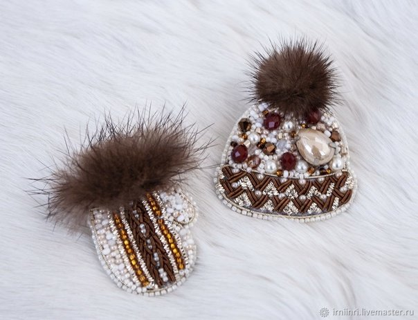 Брошь варежка из бисера