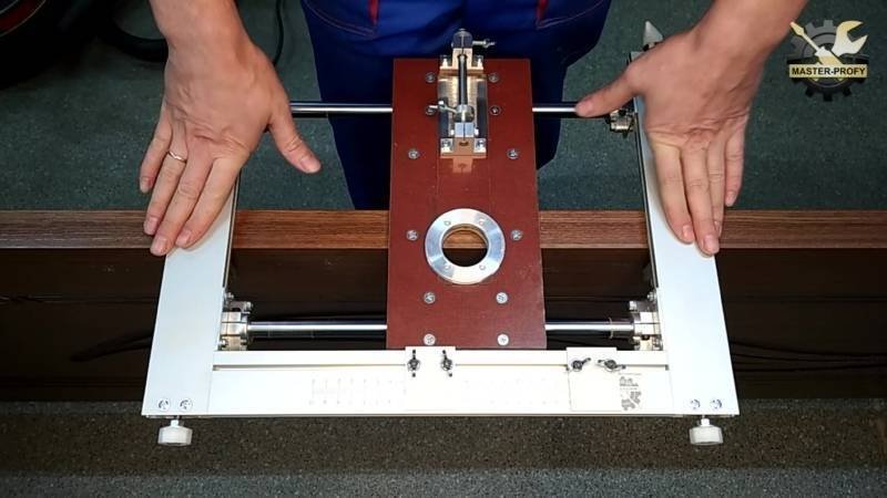 Кондуктор для врезки петель и замков в двери