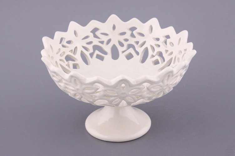 Керамическая конфетница белая на ножке