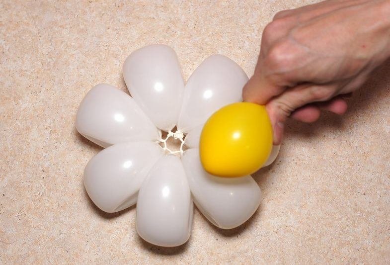 Цветочек из шариков своими руками