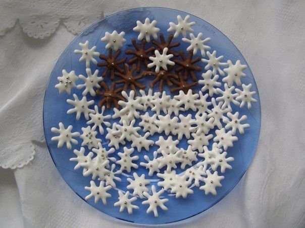 Снежинки из глазури для торта