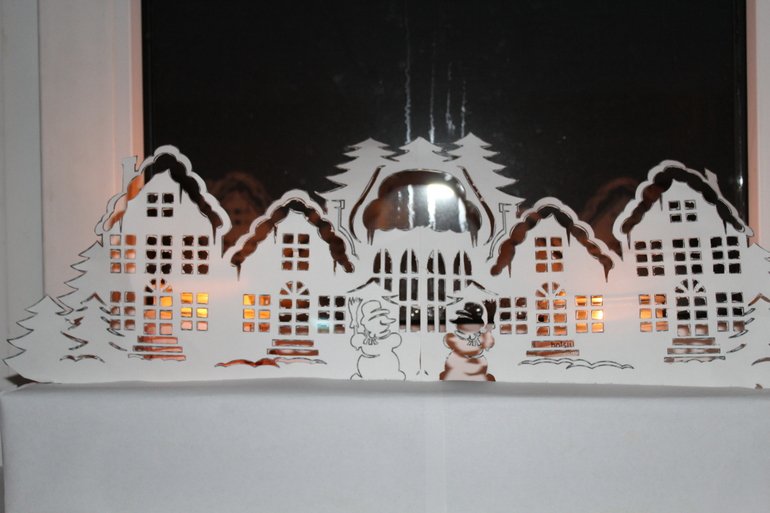 Новогодние украшения на окно город