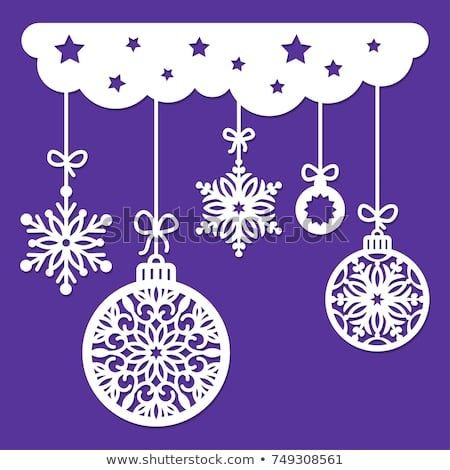 Украшение окон шары из снежинок