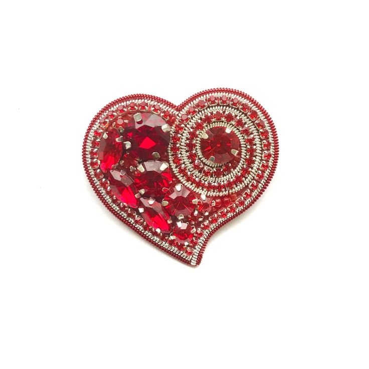Брошь в виде сердца