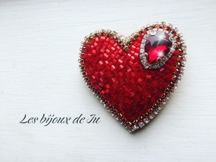 Брошь из бисера сердечко