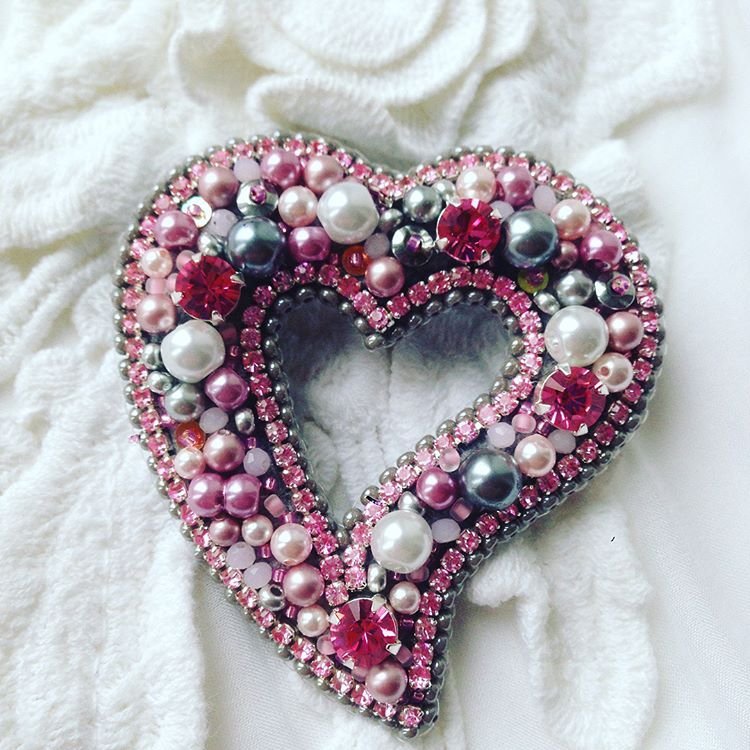Брошь бисером сердце