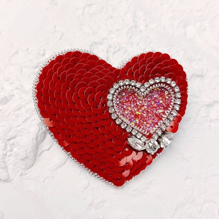Брошка из бисера сердце