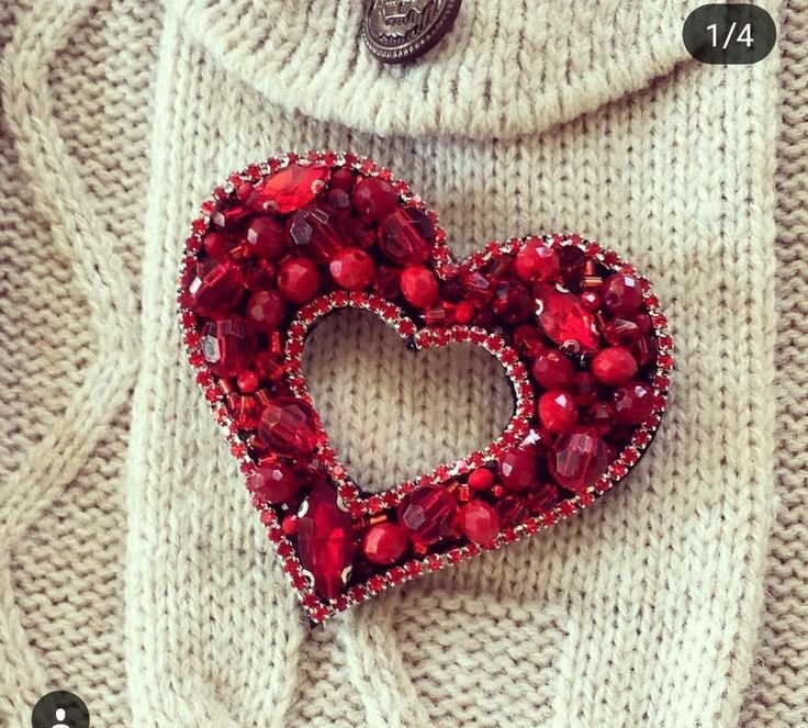 Брошь бисером сердце