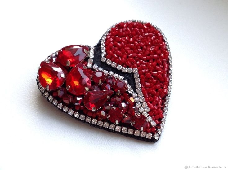Брошь бисером сердце