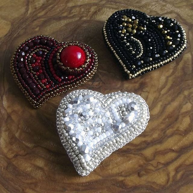 Вышитая бисером брошь сердце