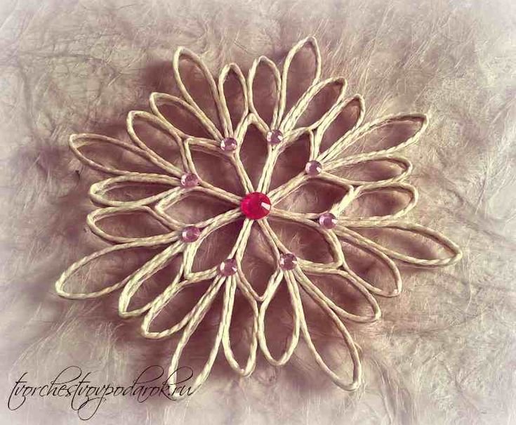 Снежинки джутовой филигранью