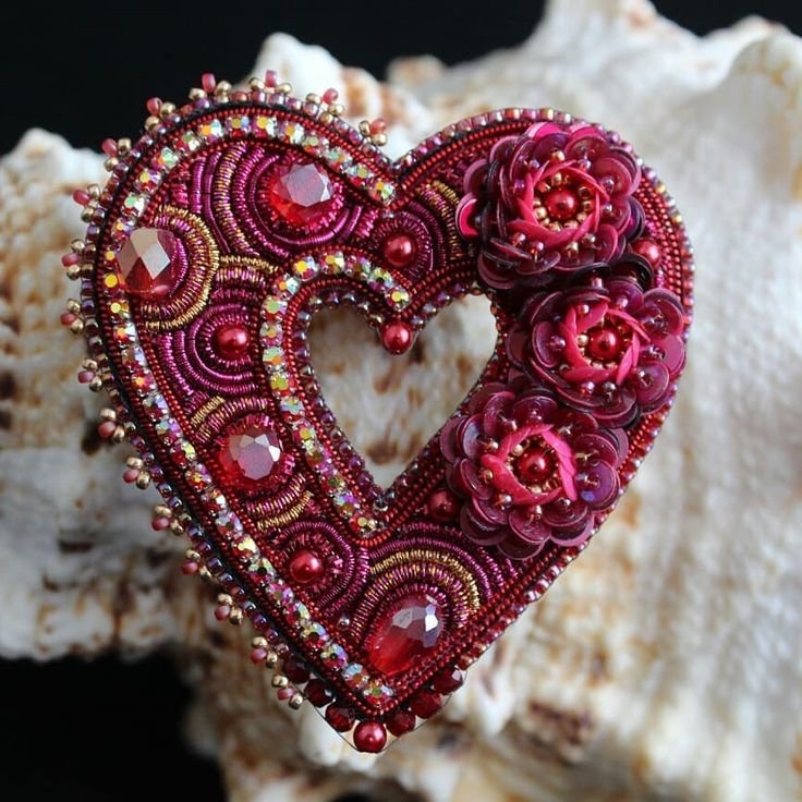 Брошь из бисера сердечко