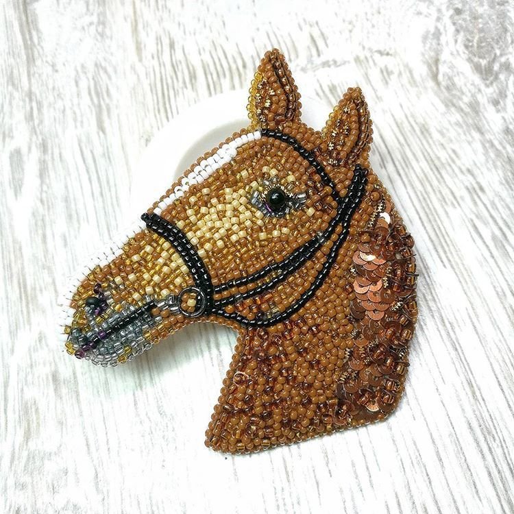 Брошка лошадь из бисера