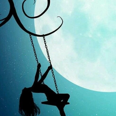 Силуэт девушки на качелях