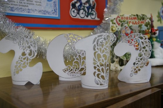 Поделка Рождественская из потолочной плитки