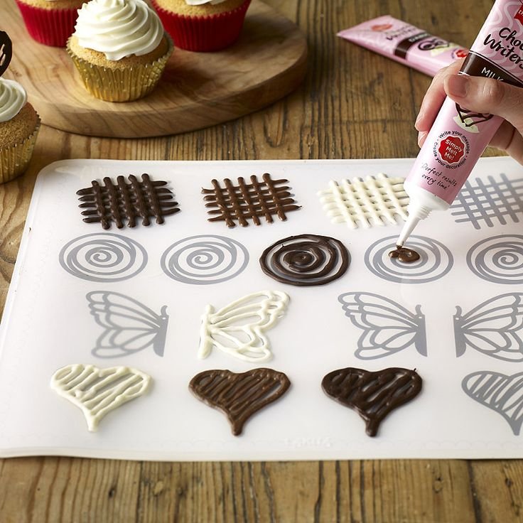 Украшение торта шоколадными узорами