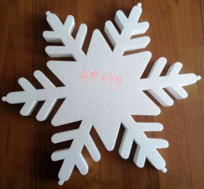 большая снежинка из пенопласта