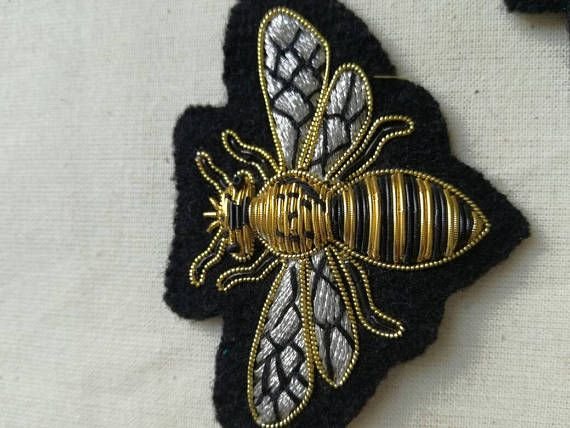 Вышитая брошь Шмель