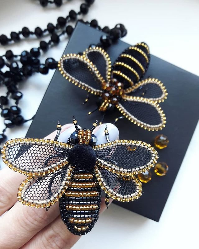Брошка Пчелка из бисера