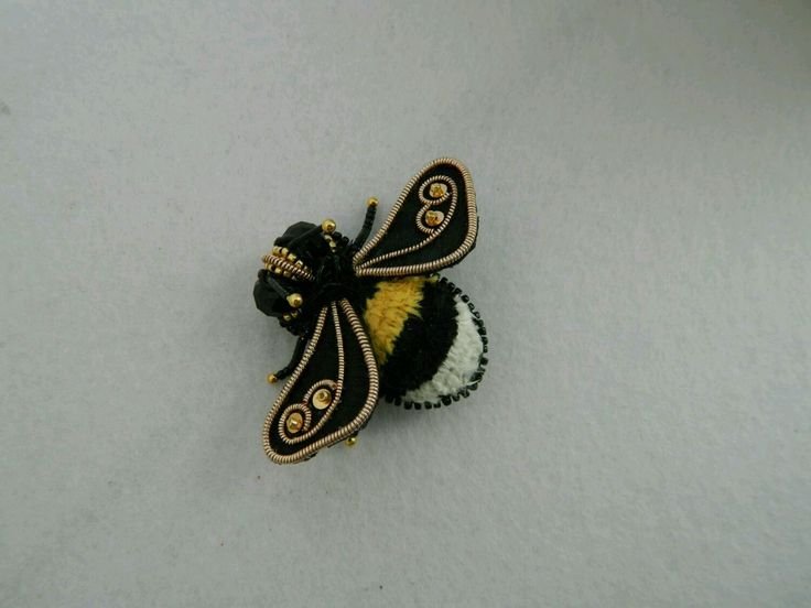 Брошь из бисера Пчелка