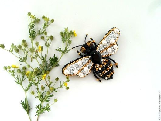 Брошь бисер пчела