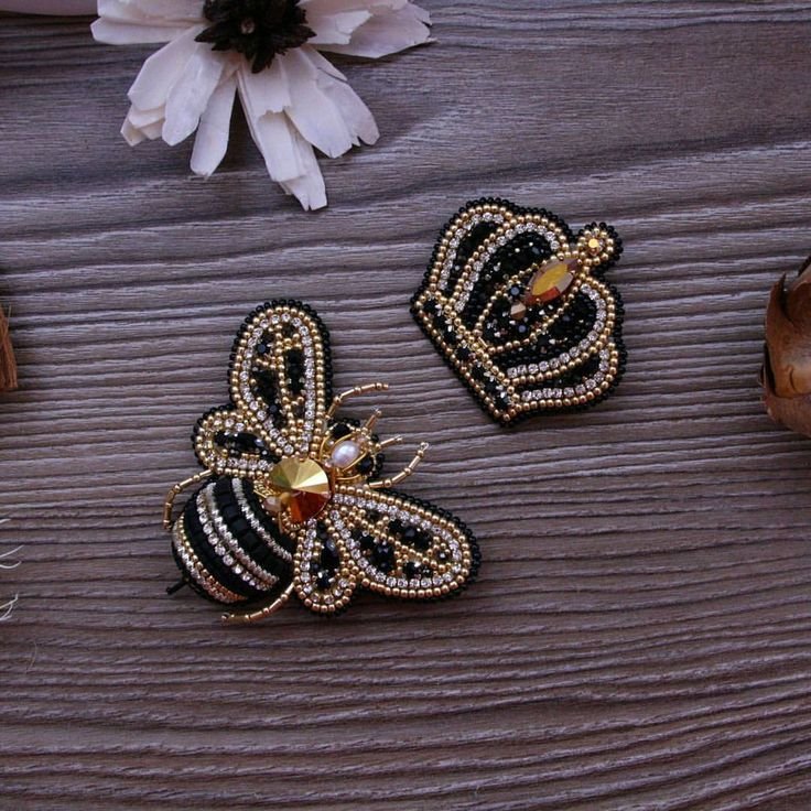 Брошь пчела из бисера