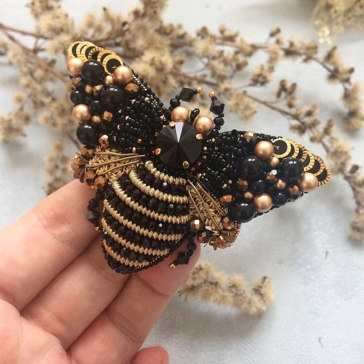 Брошь пчела из бисера