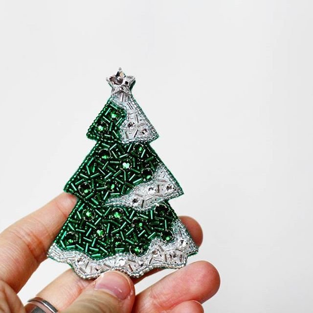 Брошь елочка