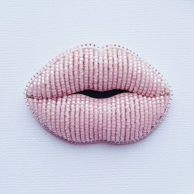 Брошь губы бисер