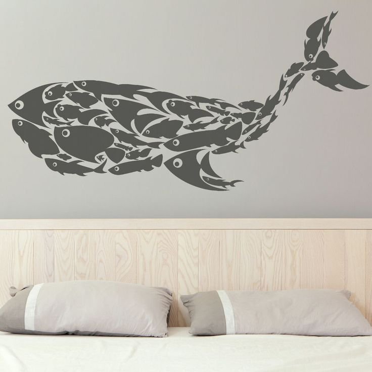 Кит на стене в спальне