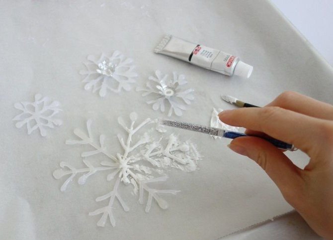 Снежинки из клея ПВА своими руками